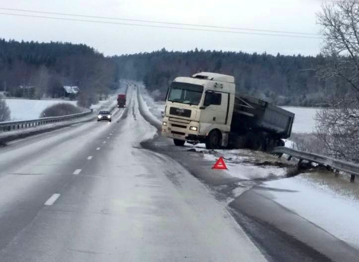 Pirmdienas sniegs nesagatavotus pārsteidz autovadītājus arī mūspusē