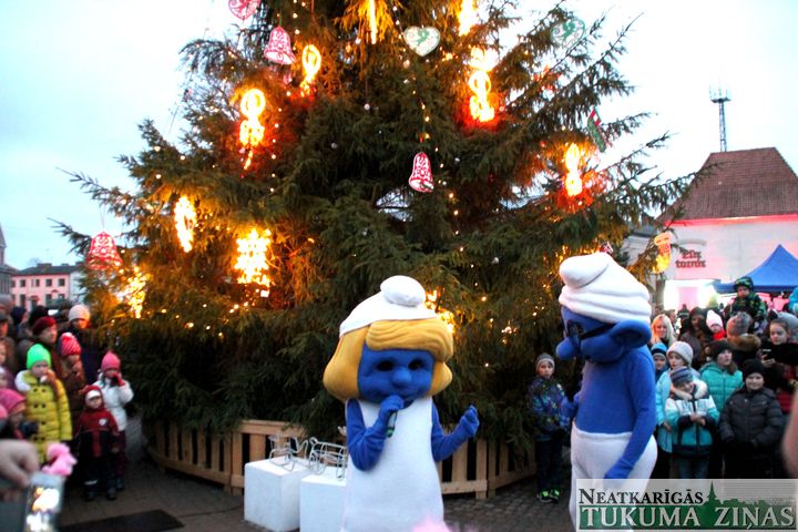 Lielā Ziemsvētku egle Tukumā mirdz visā krāšņumā /FOTO/