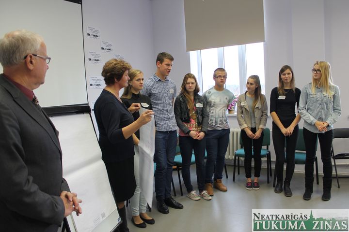 Kandavas jaunieši strādā kopā ar deputātiem /FOTO/