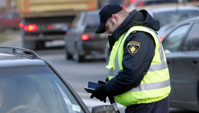 Jaunsātos sievieti sakož suns, Tukumā aizturēts šoferis-kukuļdevējs