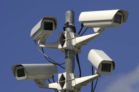 Tukumā pusaudzis ar rotaļu pistoli sabojā videonovērošanas kameru