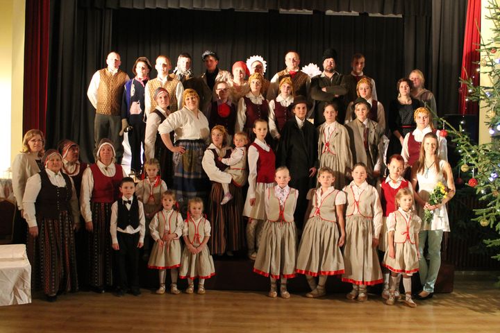 Viesatnieki ieskandina Ziemassvētkus