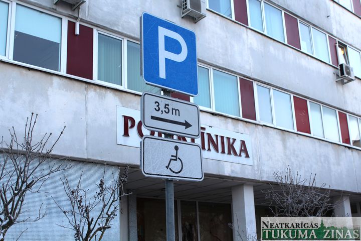Pie Tukuma poliklīnikas ierīkota stāvvieta arī invalīdiem