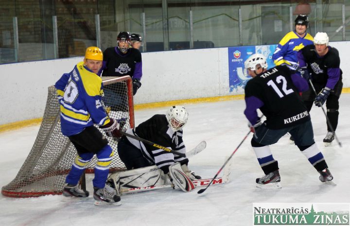 Engure pārspēj Talsus veterānu hokejā /FOTO/