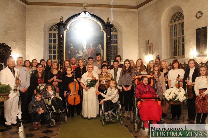 Kandavā izskanējis labdarības koncerts «Cerības sirds» /FOTO/