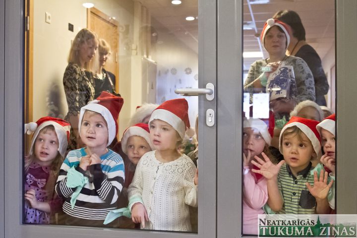 Bērnudārzs «Karlsons» dāvā prieku Lauktehnikas senioriem /FOTO/