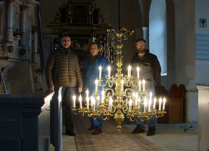 Jaunpils baznīcā pēc restaurācijas atgriežas kroņlukturis /FOTO/