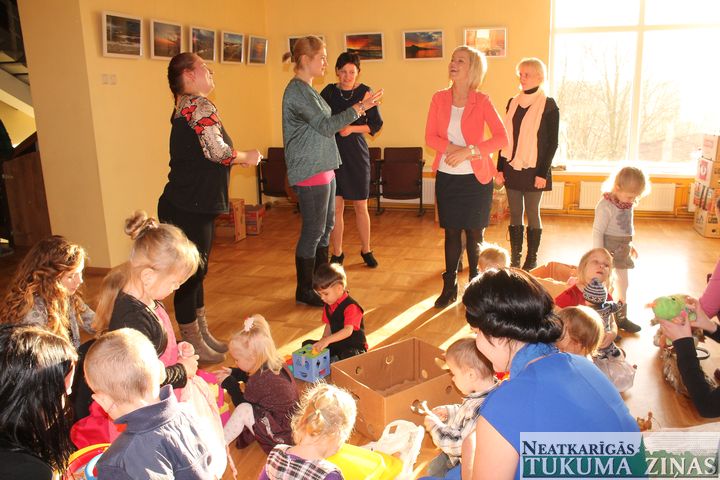 «Pakāpienu» Ziemsvētkos satiekas 80 Latvijas ģimenes /FOTO/