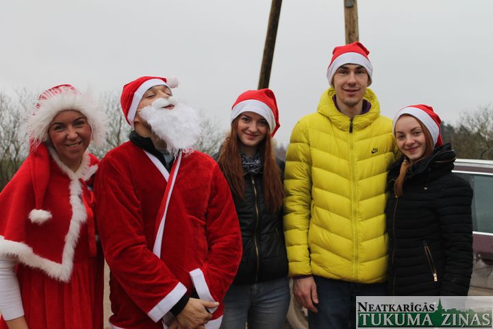 Sēmes jaunieši iepriecina novada iedzīvotājus /FOTO/