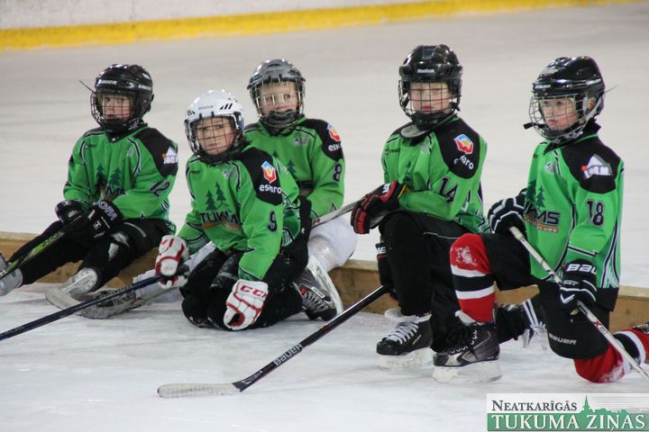 Tukumā aizvadīta tēvu un dēlu spēle hokejā
