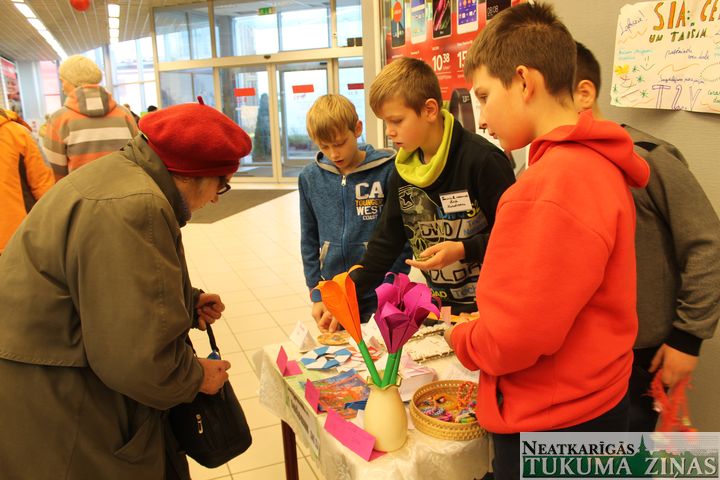 Tukumā tirgojās skolēnu mācību uzņēmumi /FOTO/