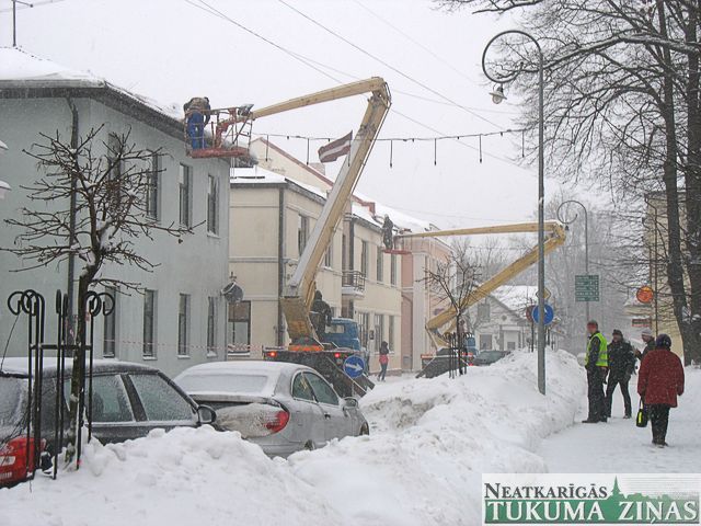 Tukumniekus aicina tīrīt māju jumtus
