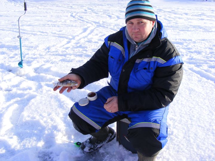 Notikusi tradicionālā zemledus makšķerēšana Bišpēteros /FOTO/