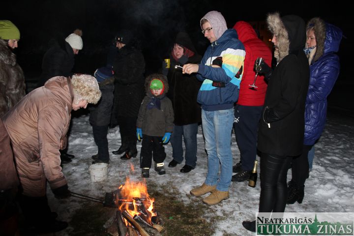 Milzkalnē Jaunā gada pirmajā stundā lej 2016. gada laimi /FOTO/