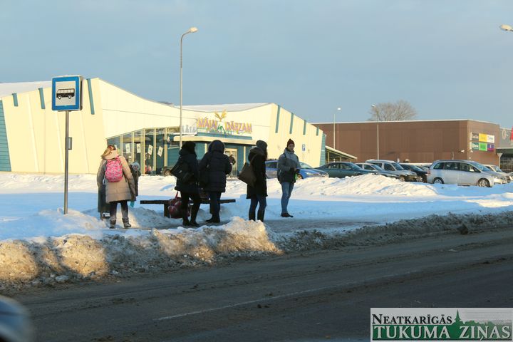 Iedzīvotāji vēlas pārcelt autobusu pieturu, bet «Tukuma auto» – ieviest jaunas pieturvietas