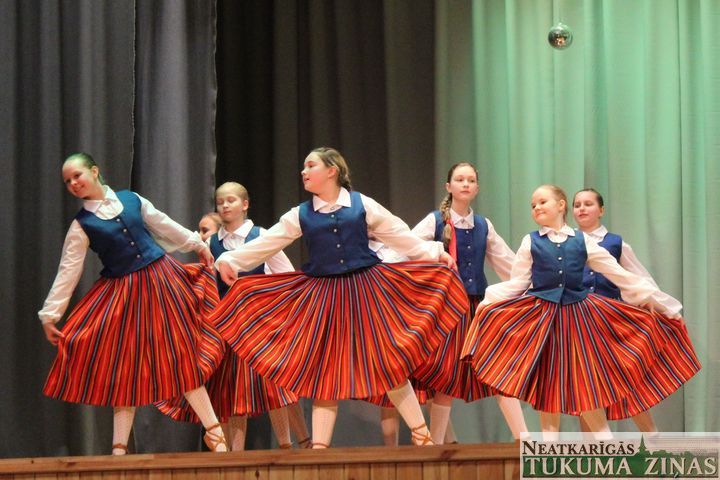 Engurē izskanējis «Trakās kazas» koncerts /FOTO/