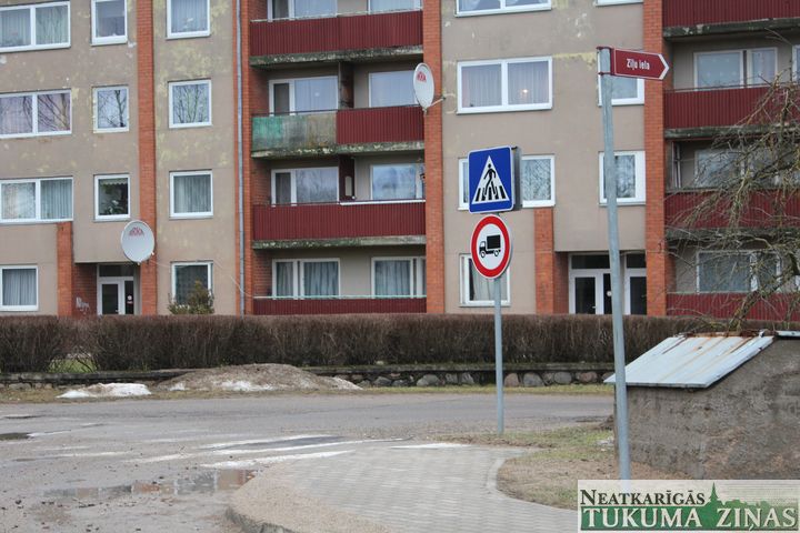 Kandavā aizliegta smagā transporta kustība, kā privātīpašumiem saņemt malku?