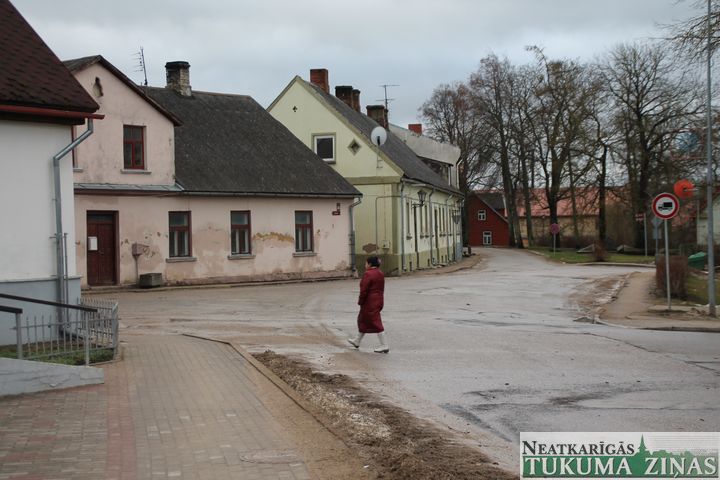Kandavas centrā ar gājēju pāreju izveidošanu nesteidzas