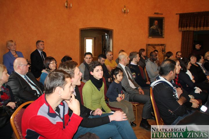 Jaunpilī notikusi diskusija un tikšanās ar patvēruma meklētājiem