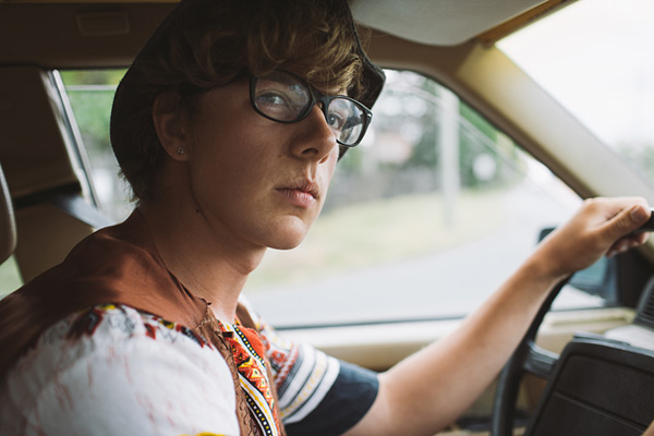 Jauntukumā pusaudzis ar automašīnu sētā izraisa avāriju un aizbēg