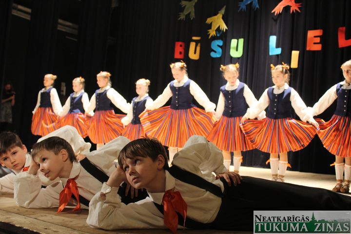 Lapmežciemā bērni izdejojuši koncertu «Būšu liels» /FOTO/