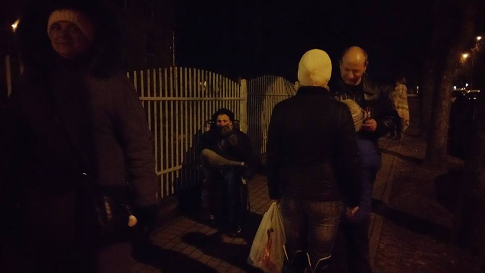 Vecāki stāv rindā, lai bērns varētu mācīties Tukuma 2. pamatskolas 1. klasē