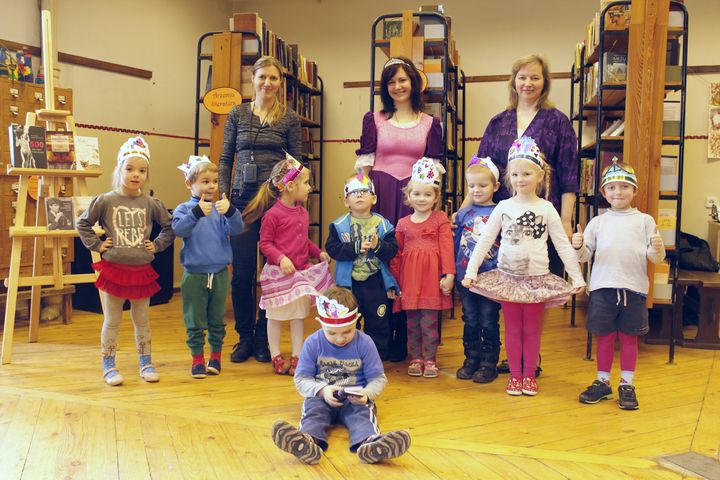 Jaunpils bibliotēkā Pūčuļa skolā uzņemti pirmie 10 mazuļi