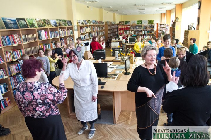 Slampē bērni izspēlē «Kaķīša dzirnavas» /FOTO/