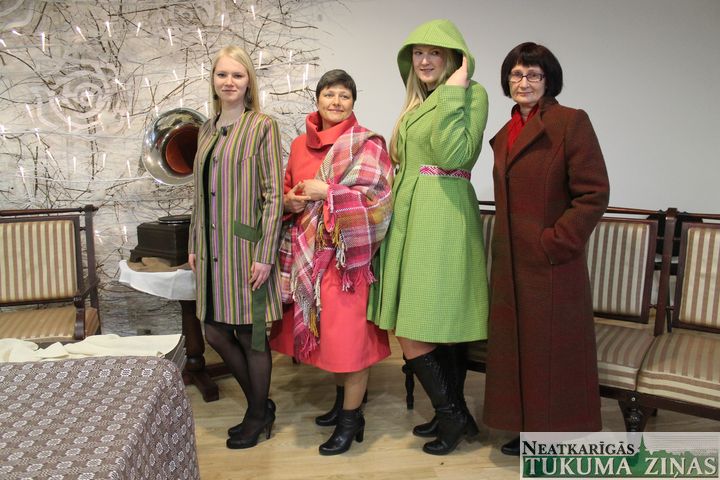 Sievietes skaistums – jau VIII Tukuma audēju darbnīcas modes skatē /FOTO/