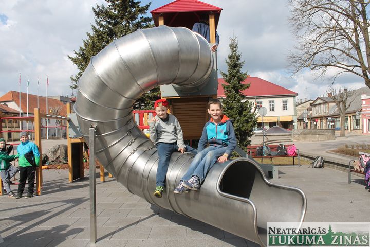 Jaunais rotaļlaukums bērniem bīstams?