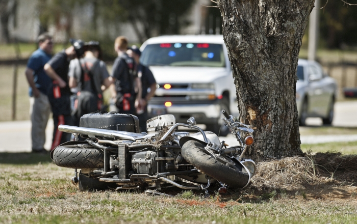 Iebraucot kokā, Džūkstē nosities jauns motociklists