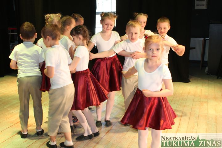 Deju, dziesmu un rotaļu pulciņu bērni pasākumā «Kling-klang, esam klāt» Zemītē /FOTO/