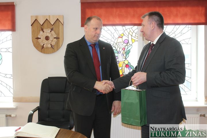 Tukuma un Engures novadā viesojas aizsardzības ministrs Bergmanis /FOTO/