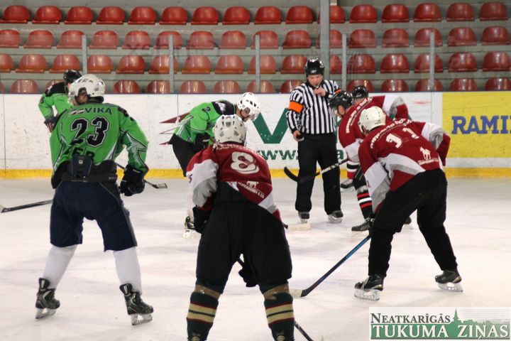 «Veču kauss» hokejā vieno tos, kam pāri 40 /FOTO/