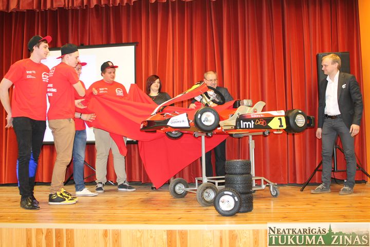 Kandavas tehnikumam uzdāvina jaunu kartingu /FOTO/