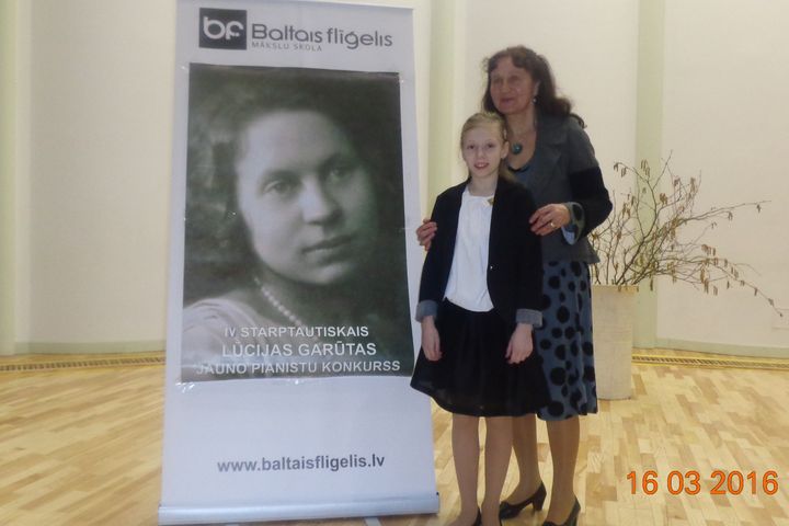 Eva Blumberga iegūst 2. vietu Lūcijas Garūtas jauno pianistu konkursā
