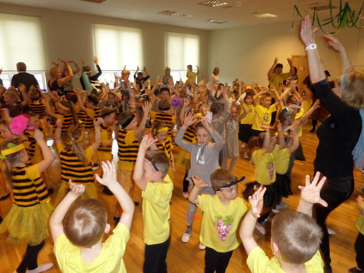 Bērnudārzs «Pepija» vingro un dejo kopā ar draugiem /FOTO/