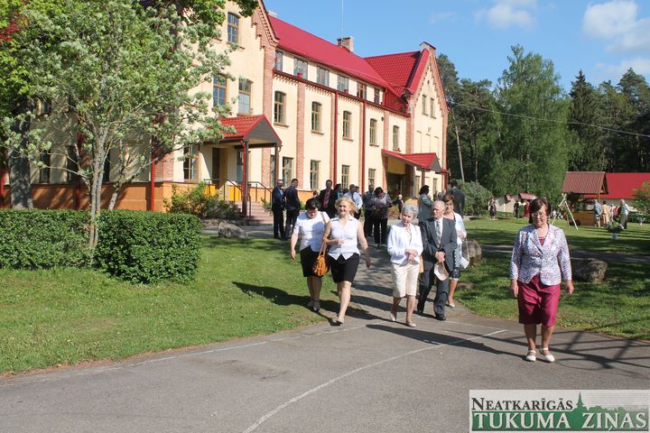 Irlavas skolai – 135, vidusskolai – 60