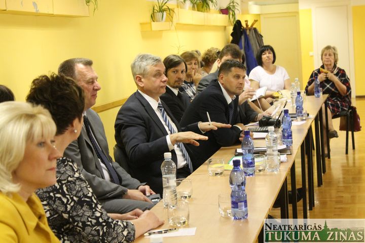 Izglītības un zinātnes ministrs Tukumā tiekas ar skolu direktoriem