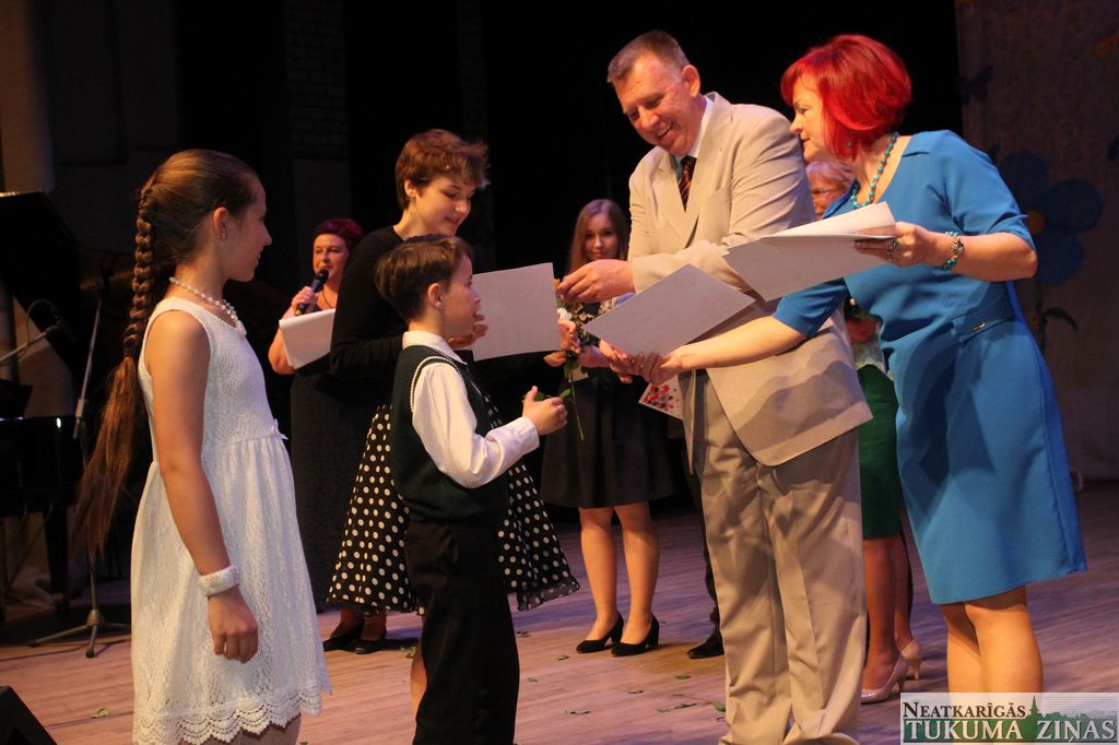 Sumina izcilus skolēnus, viņu vecākus un skolotājus /FOTO/