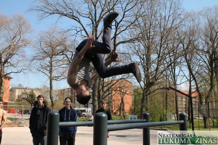 Ielu vingrotāji «Iekustina pavasari» Tukumā