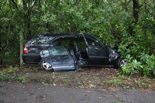 Tukumā divas automašīnas ietriecas kokos