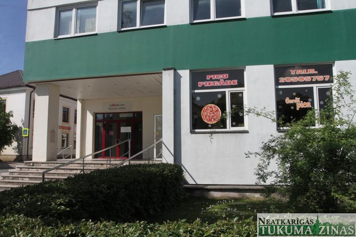 Valsts arhīvs un picērija Tukumā cieš zaudējumus elektrības atslēguma dēļ /FOTO/