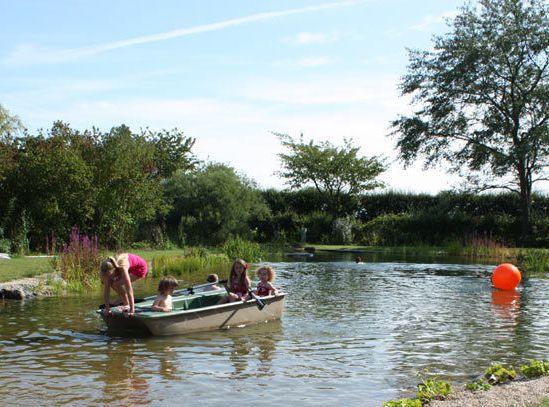 Piemājas dīķī Pūrē noslīcis divgadīgs bērns