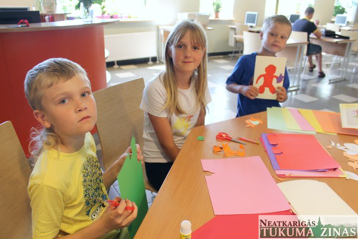 Vasarā bērni Tukuma bibliotēkā var skatīties filmas un radoši darboties