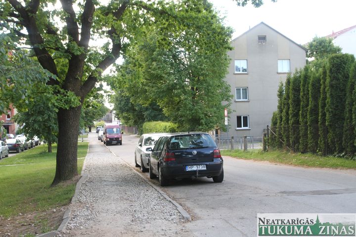 Pārcelt ietvi par pusotru metru Dārzniecības ielā Tukumā kavē nespēja vienoties ar zemes īpašniekiem