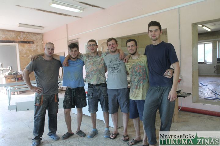 Jaunpils jaunieši apgūst, kā radīt un pasniegt idejas /FOTO/