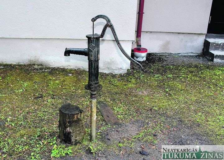 Engures jaunajā kapsētā sola salabot ūdenspumpi