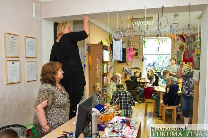 Tukuma novadā, Tumes pagastā, Vecmokās visu nedēļu radoši darbojas apkaimes bērni