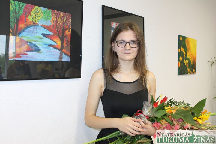 Kandavas jauniešu centrā atklāta Betijas Čākures gleznu izstāde